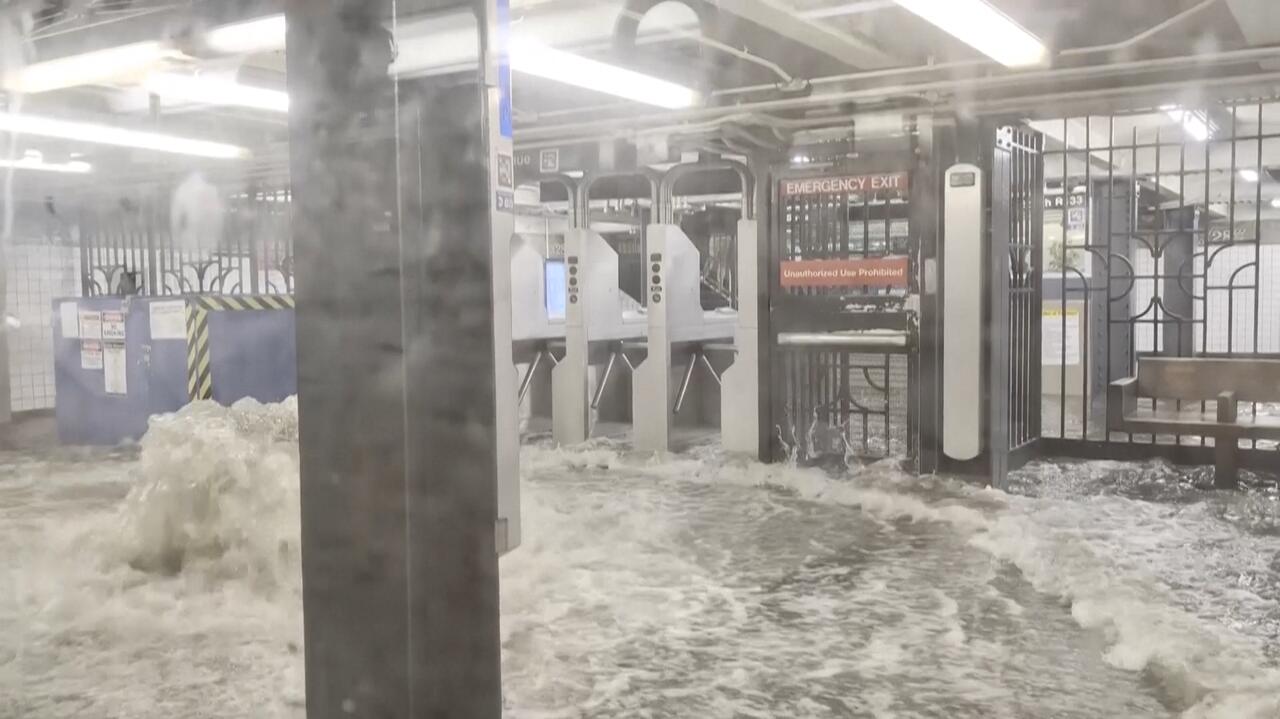 Deszcz zalał metro, pasażerowie wskakiwali na siedzenia 