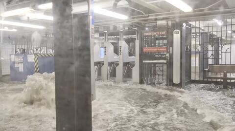 Ulewa sparaliżowała metro w Nowym Jorku - pasażerowie zostali uwięzieni w zalanych pociągach