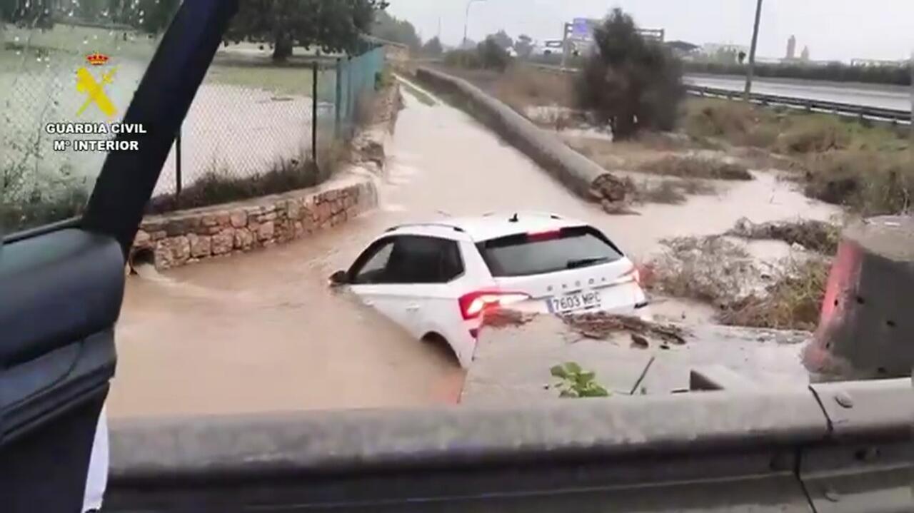 Hiszpania. Ludzie uwięzieni w samochodach, wstrzymane kursowanie pociągów