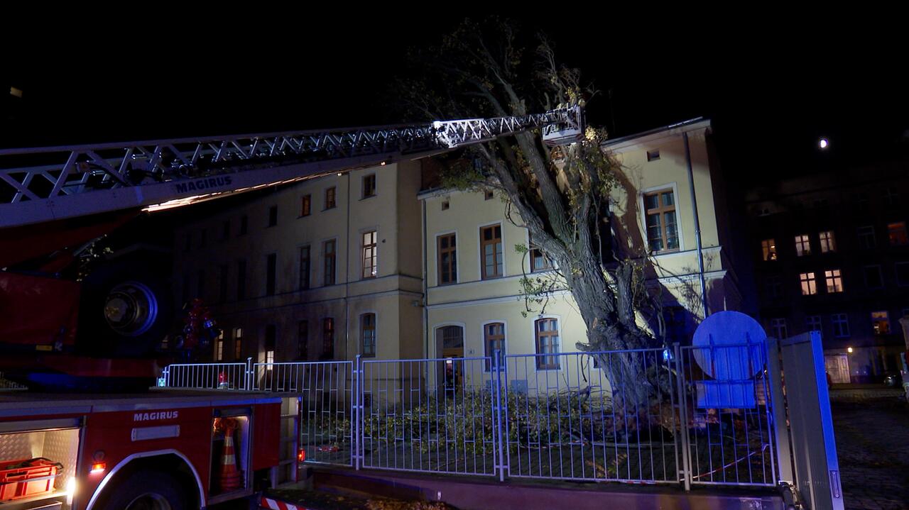 Wichury w Polsce. Ranni, zerwane dachy, powalone drzewa