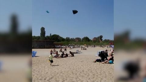 Wir pyłowy porwał namiot na plaży w Gdańsku