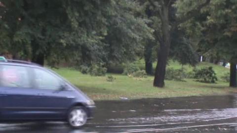 VIDEO PO GORĄCYM I UPALNYM DNIU PRZEZ GŁOGÓW PRZESZŁA NAWAŁNICA