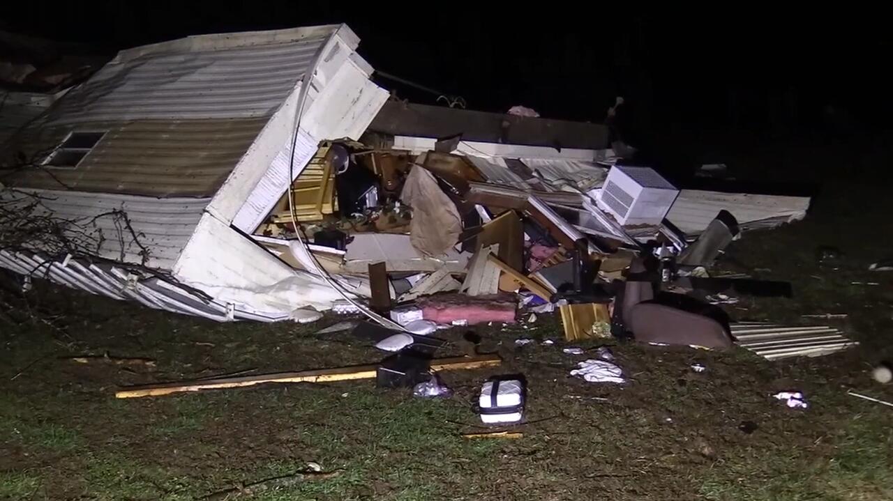 Uszkodzone domy, ranna kobieta. Tornado w stanie Illinois