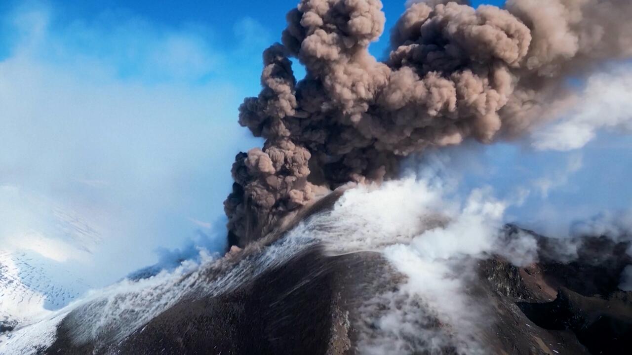 Erupcja Etny. Dym nad ośnieżonym stożkiem na nagraniu z drona