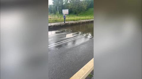 L'alluvione straripa sotto il viadotto di Opole