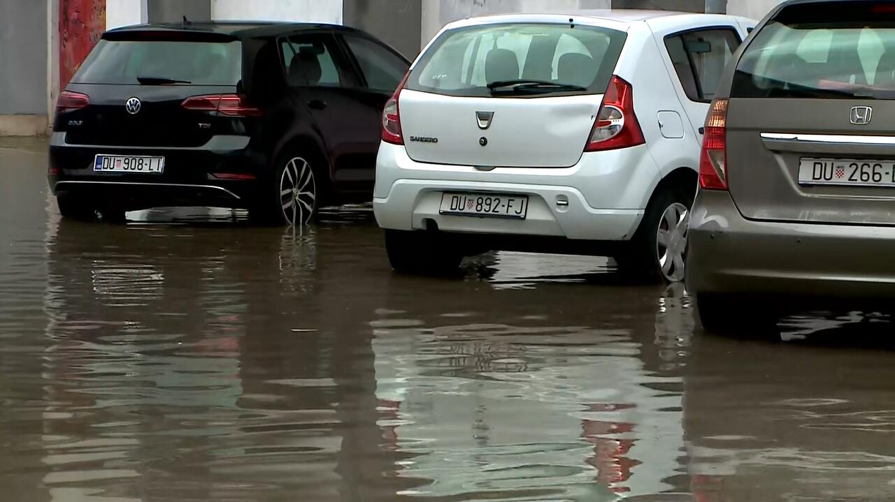 Burza na turystycznym wybrzeżu. Zalane domy i drogi