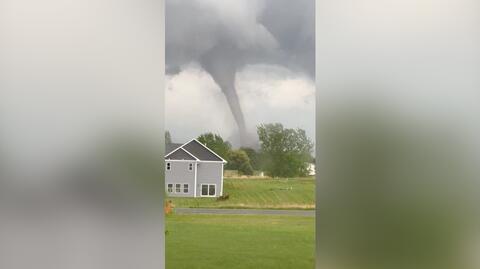 Tornado pojawiło się tuż obok domu. Nagranie