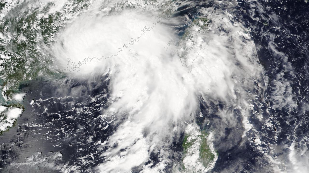 Burza tropikalna dotarła do Chin. Na horyzoncie widać potężny tajfun