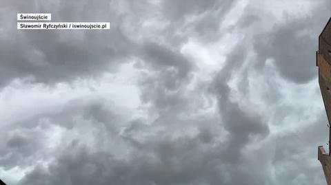 Nubes oscuras y fuertes lluvias en Świnoujście 