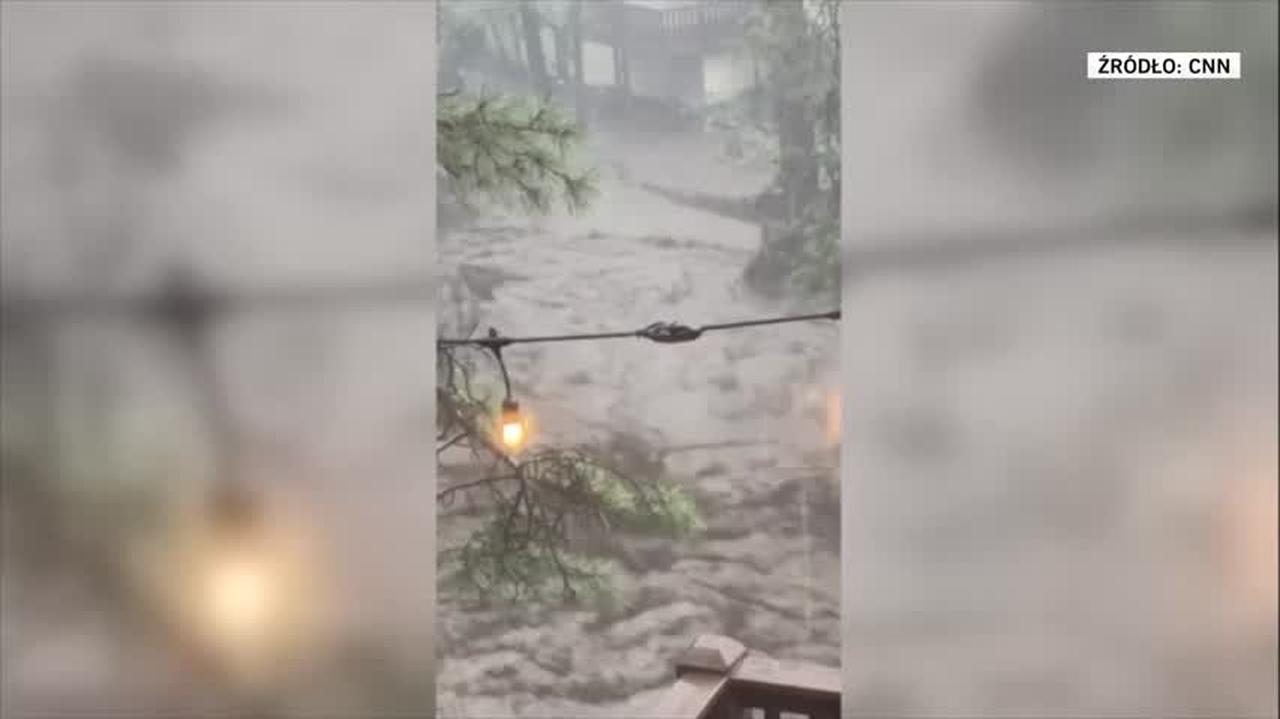 Woda porwała budynek. "Byłam w tym domu i mam z nim wspomnienia"