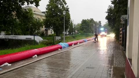 W Kielcach strażacy rozkładali rękaw przeciwpowodziowy