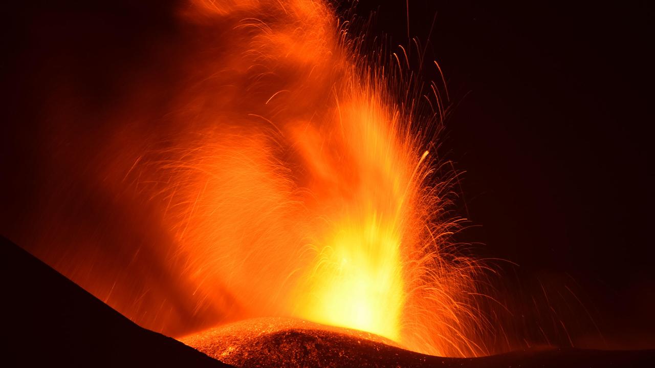 Ryanair canceló algunos vuelos tras la erupción del volcán Etna