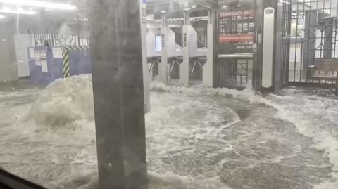 Ulewa sparaliżowała metro w Nowym Jorku - pasażerowie zostali uwięzieni w zalanych pociągach