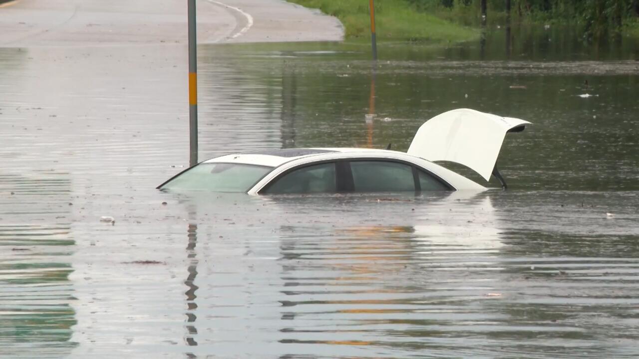 Tym razem to Houston miało problem. "Tato, spójrz na wodę"