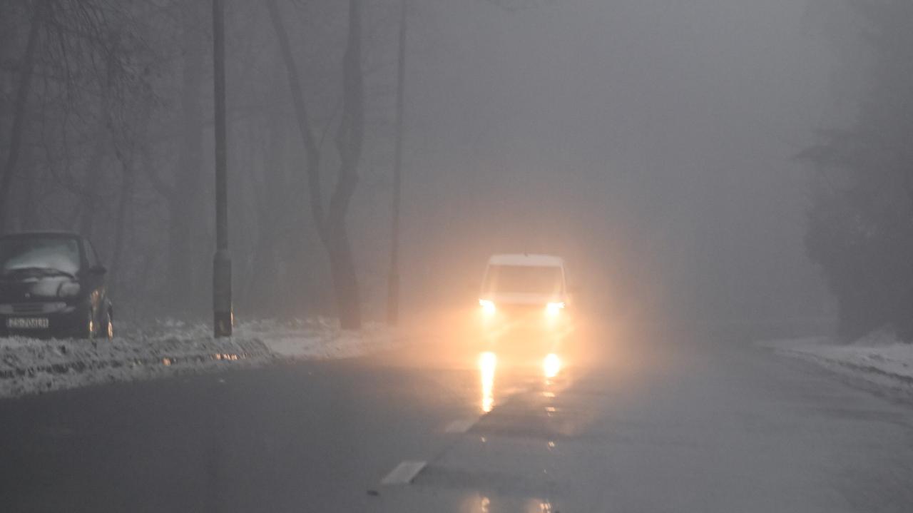 Mgły ograniczają widoczność – prognoza zagrożeń na drogi w poniedziałek