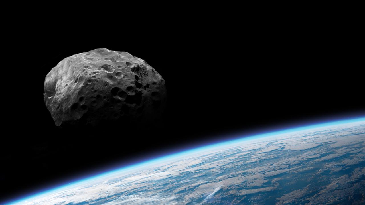 El asteroide 467460 (2006 JF42) voló sobre la Tierra.  Un asteroide potencialmente peligroso pasó por nuestro planeta el lunes por la noche