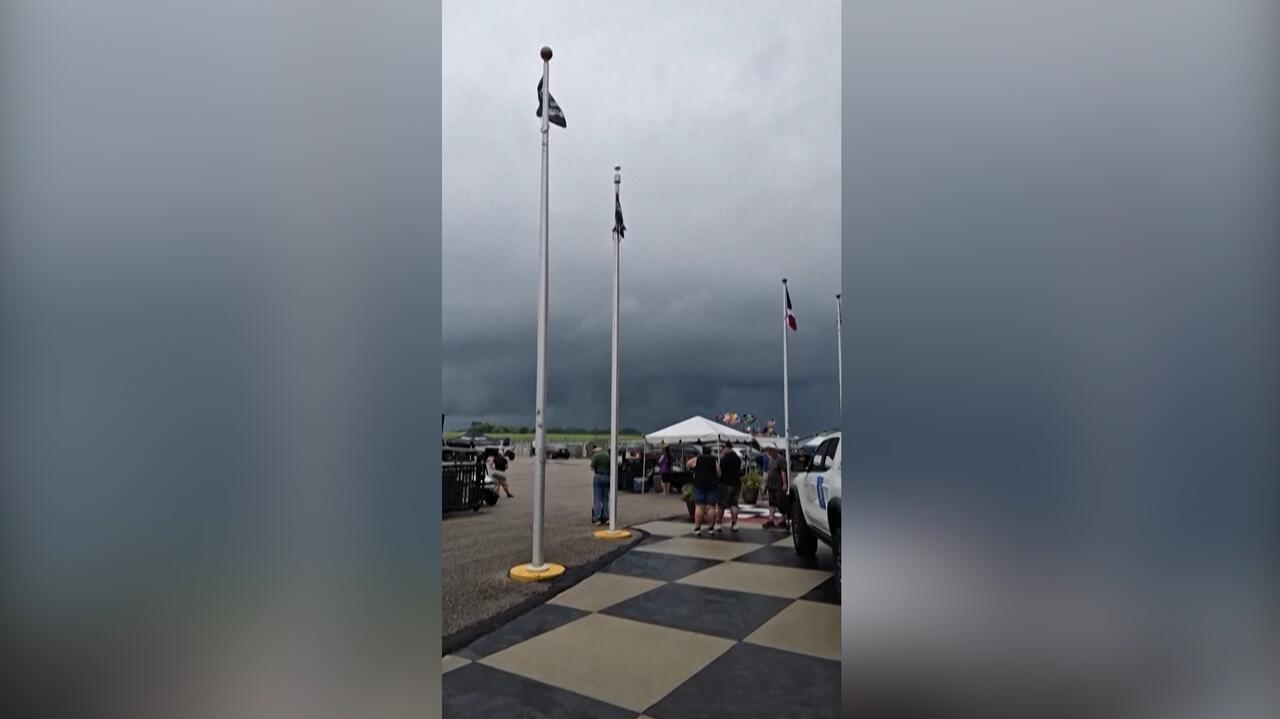 Tornado przerwało wyścigi. 