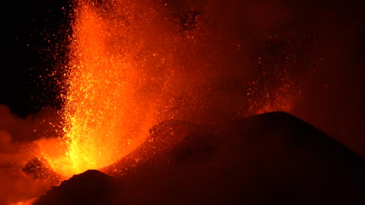 Ognisty pióropusz rozświetlił noc. Nagranie z Sycylii