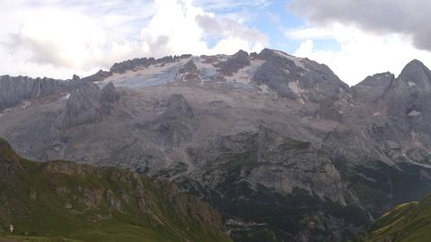 W masywie Marmolada we włoskich Dolomitach w 2022 roku oderwał się fragment lodowca