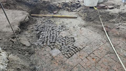 Złoty pierścionek znaleziony podczas prac archeologicznych