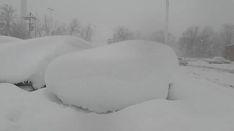 Auta w Pensylwanii pogrzebane pod śniegiem