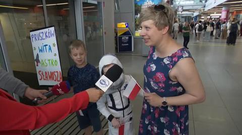 Szymon Z Pruszkowa czeka na lotnisku na polskiego astronautę
