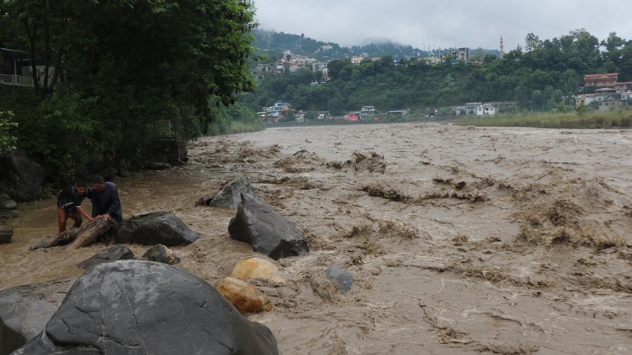 Lawinowy wzrost liczby ofiar powodzi, katastrofa śmigłowca