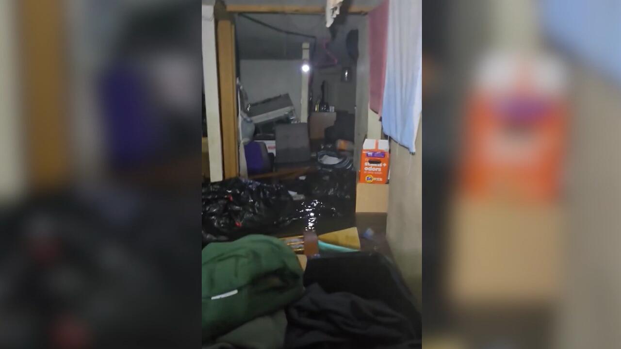 Woda porwała dom wraz z jego mieszkańcem. Nagranie