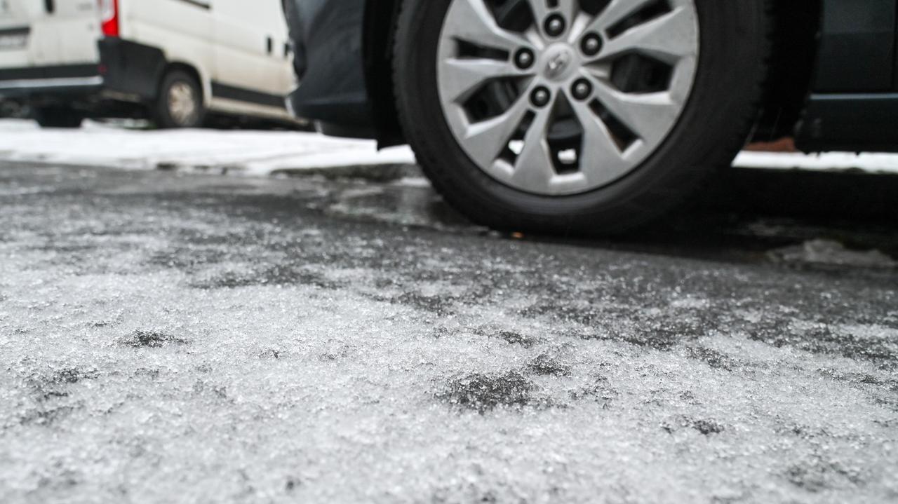 Kierowcy, tu rano będzie ślisko. Ostrzeżenia IMGW