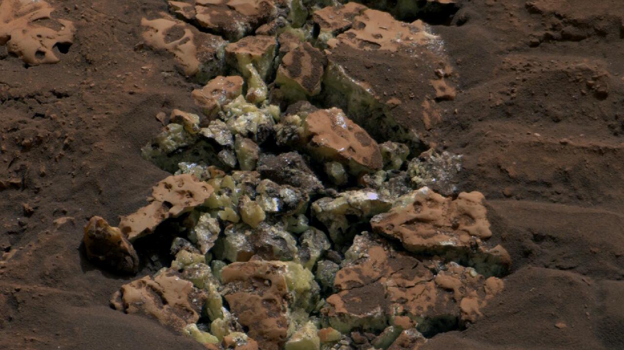 NASA’s Curiosity Rover Makes Groundbreaking Discovery of Yellow Sulfur Crystals on Mars