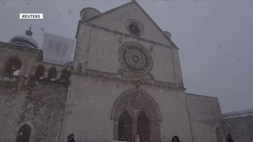 Śnieg na dziedzińcu Bazyliki Św. Franciszka w Asyżu 