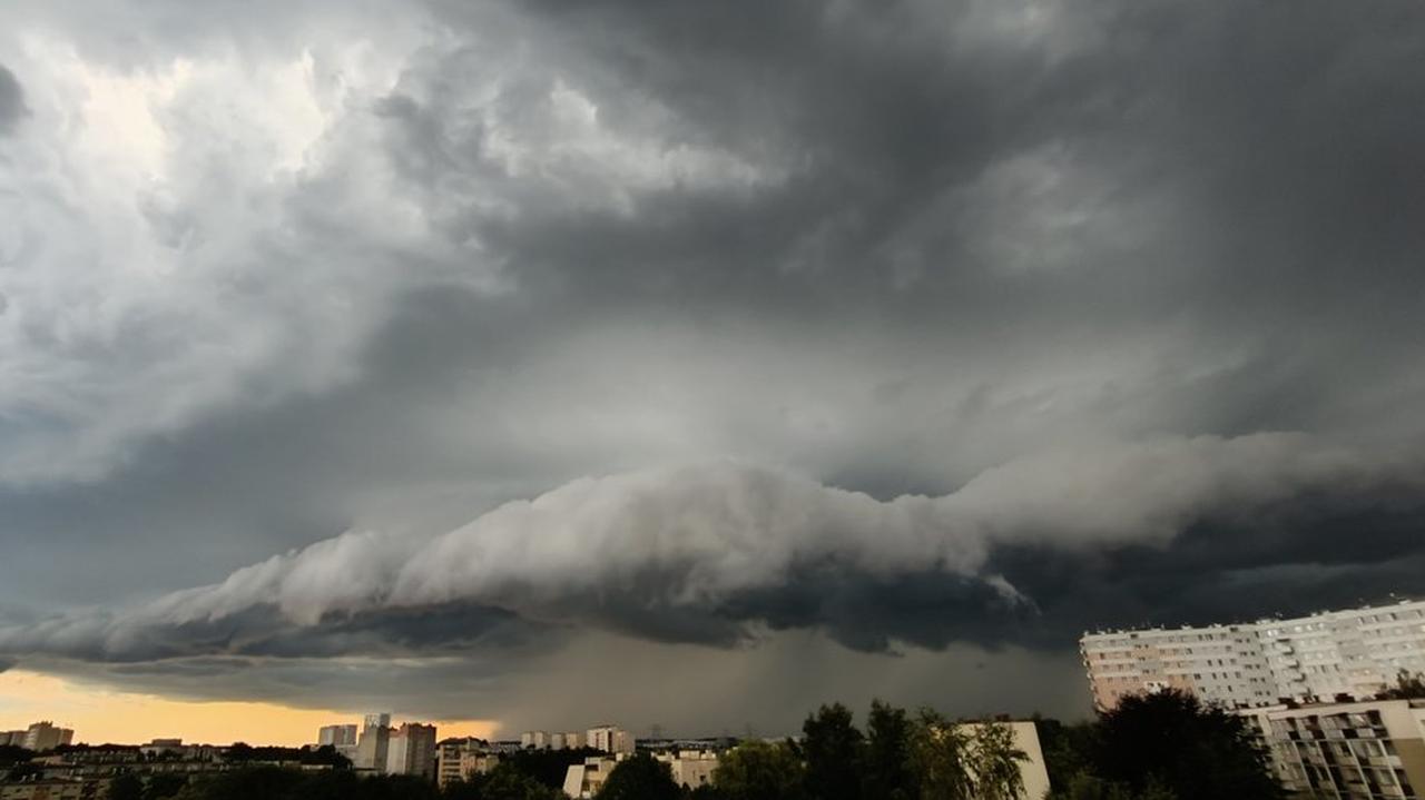 Zalane ulice, połamane gałęzie. Nawałnice w Polsce