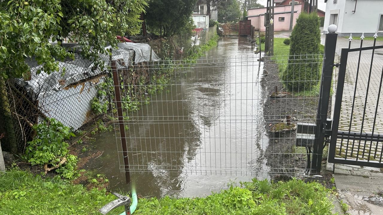 Ulewy w Polsce. Zalanych kilkaset domów, woda płynąca ulicami