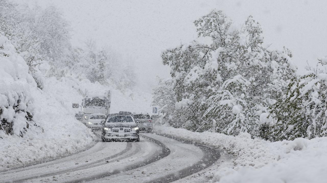 Lawiny, nieprzejezdne drogi, domy bez prądu. Trudne warunki w Alpach