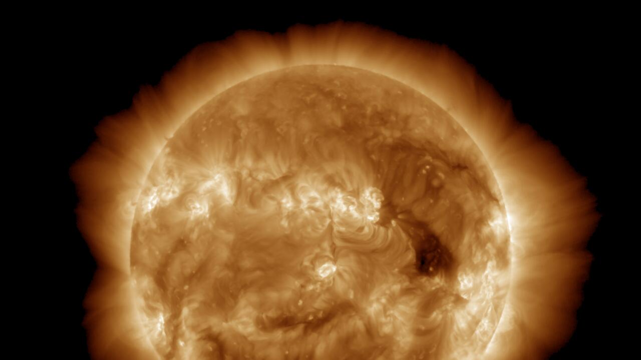 Three solar flares, including one powerful. Do we have a chance for auroras?