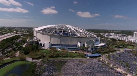 Uszkodzony dach stadionu w mieście St. Petersburg (Floryda)