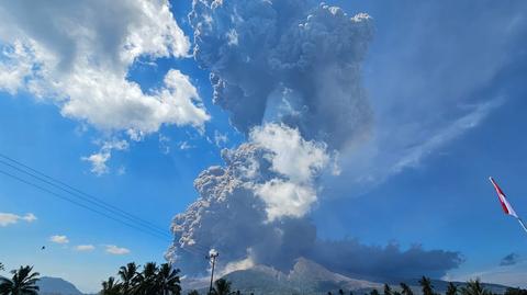 Erupcja wulkanu w Indonezji sparaliżowała ruch lotniczy