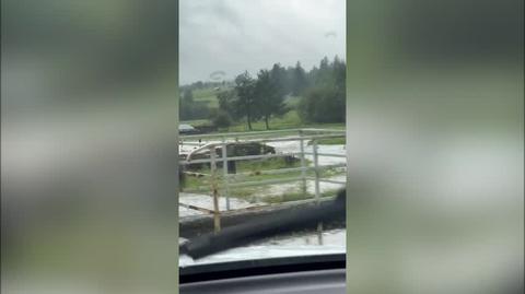 Woda z pól spływa na drogi i posesje w Witowie