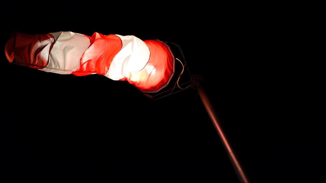 IMGW ostrzega. Silny wiatr, szklanka na drogach