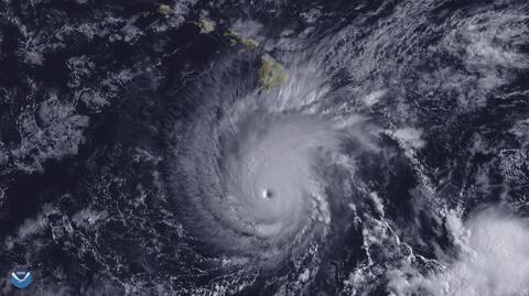 Lane zarejestrowany przez satelitę Himawari (NOAA)