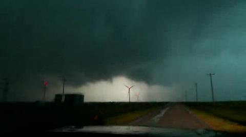 Niebo ciemne jak atrament, ostrzeżenia przed tornadami