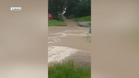 Zalana ulica Tartakowa w miejscowości Lubomia