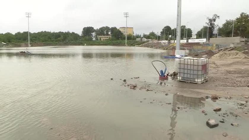 Estadio renovado en Dzierżoniów bajo el agua