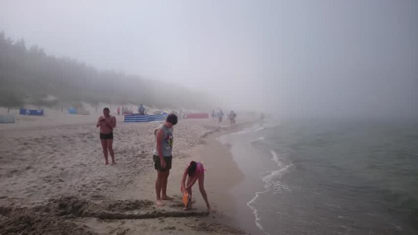 Dziwna mgła nad morzem w południe