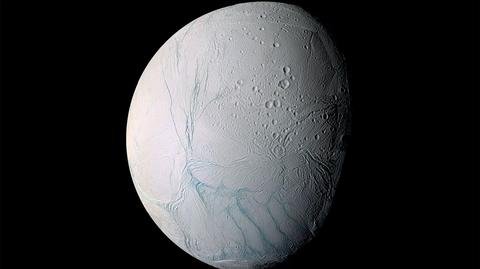 Film pokazuje powierzchnię Enceladusa. Wykonany został przez sondę NASA Cassini