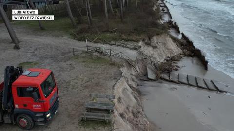 Klif i plaża zniszczone przez fale w Lubiatowie. Nagranie z drona