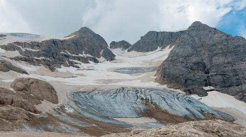 W masywie Marmolada we włoskich Dolomitach w 2022 roku oderwał się fragment lodowca