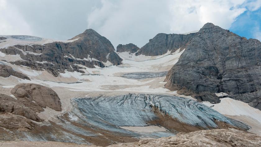 W masywie Marmolada we włoskich Dolomitach w 2022 roku oderwał się fragment lodowca