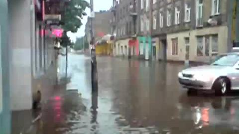 ulewny deszcz zablokawał część ulicy zgierskiej w Łodźi
