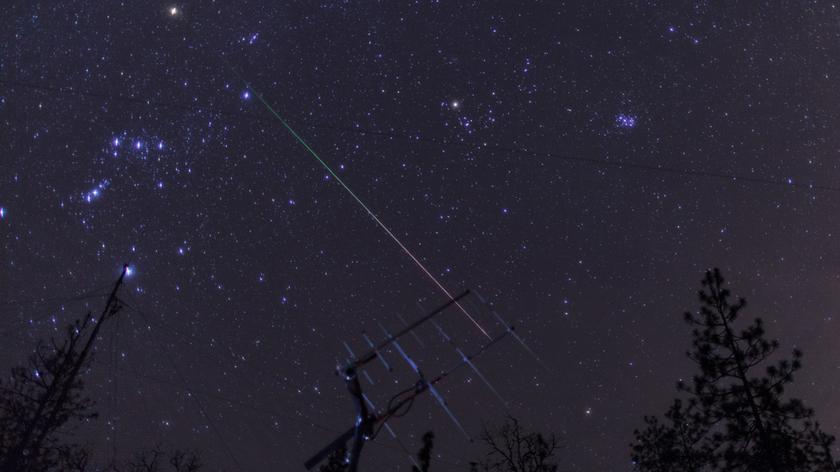 Zielony meteor na niebie Queensland